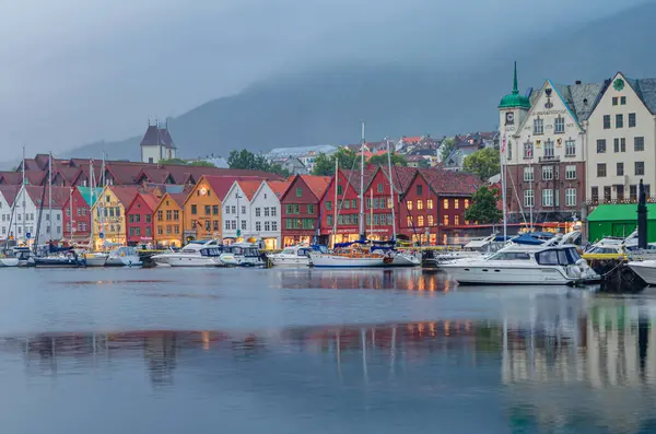 BERGEN, NORway - 15 Temmuz 2014: Bergen, Norveç 'teki Vagen limanında sıralanan Hanseatik mirası ticari binalarının görüntüsü. Bryggen, 1979 yılından beri UNESCO Dünya Kültür Mirası 'nda yer alıyor.