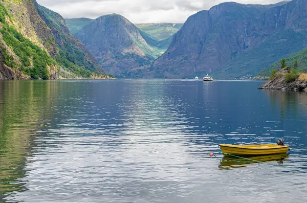 Aurlandsfjord manzarası, Norveç 'in Vestland ilçesinde bir fiyort.