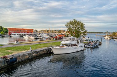 KRISTIANSAND, NorRway - 12 Temmuz 2014: Kristiansand, Norveç 'teki yat limanındaki tekne manzarası