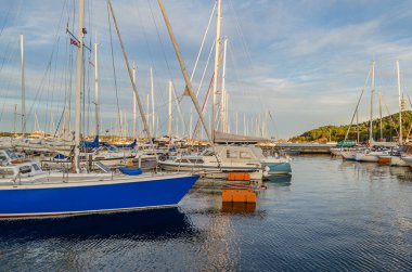 KRISTIANSAND, NorRway - 12 Temmuz 2014: Kristiansand, Norveç 'teki yat limanındaki tekne manzarası