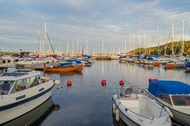 KRISTIANSAND, NorRway - 12 Temmuz 2014: Kristiansand, Norveç 'teki yat limanındaki tekne manzarası