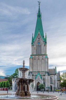 Norveç 'teki Kristians ve Katedral manzarası. Gri, tuğlalı kilise 1885 'te Neo-Gotik bir haç tasarımı ile inşa edildi.