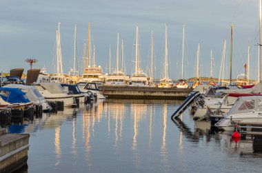 KRISTIANSAND, NorRway - 12 Temmuz 2014: Kristiansand, Norveç 'teki yat limanındaki tekne manzarası