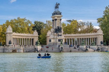 MADRID, İspanya - 10 Kasım 2019: Madrid, İspanya 'daki Retiro Park Gölü (Estanque Grande del Retiro). Arka planda Alfonso XII anıtı, mimari ve heykel kompleksi