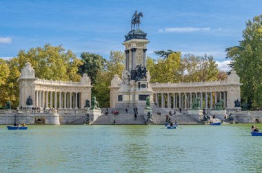 MADRID, İspanya - 10 Kasım 2019: Madrid, İspanya 'daki Retiro Park Gölü (Estanque Grande del Retiro). Arka planda Alfonso XII anıtı, mimari ve heykel kompleksi