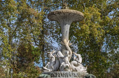 Galapagos Çeşmesi (gölet kaplumbağaları) olarak da bilinir, İsabel Çeşmesi olarak da bilinir, 1831 yılında İspanya 'nın Madrid kentindeki Retiro Park' ta inşa edilmiştir.