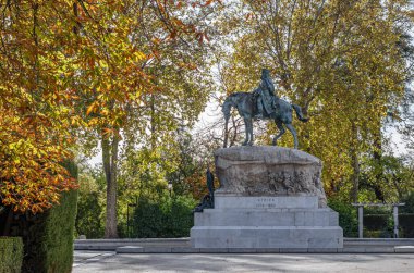Madrid, İspanya 'daki Retiro Park' taki Arsenio Martinez Campos anıtı. Heykeltıraş Mariano Benlliure (1862-1947) tarafından tasarlandı ve 1907 yılında hizmete girdi.