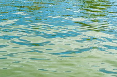 Çeşitli renklerin ayrıntıları bir gölün su yüzeyine yansıdı.