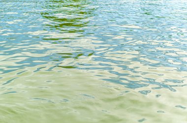 Çeşitli renklerin ayrıntıları bir gölün su yüzeyine yansıdı.