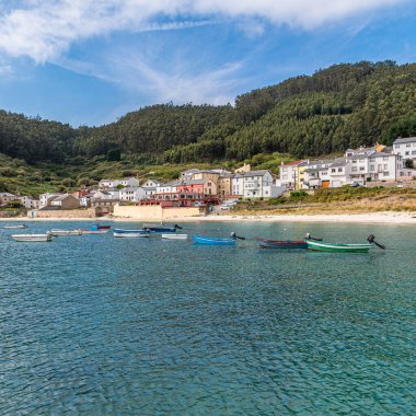 Galiçya 'nın kuzeybatısındaki O Porto de Bares adlı küçük sahil köyünün manzarası.