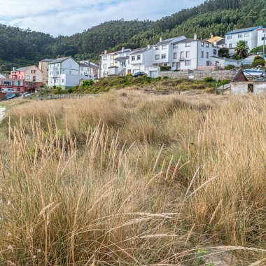 İspanya 'nın kuzeybatısındaki Galiçya sahilinden Porto de Bares köyünün manzarası.