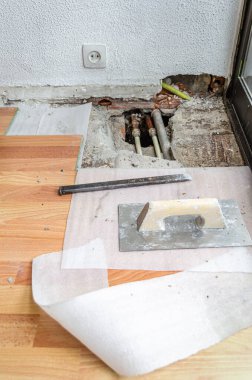 Hasarlı bir evdeki boruyu tamir etmeye yarıyor.