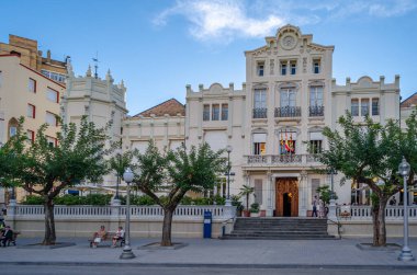 HUESCA, SPAIN - 23 Ağustos 2014: 1901-1904 yılları arasında inşa edilen Circulo Oscense binası (Casino de Huesca) ile Navarra Meydanı manzarası, Huesca, Aragon, İspanya 'daki modernist mimarinin en iyi örneğidir.