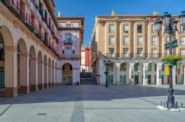 HUESCA, İspanya - 24 AĞUSTOS 2014: İspanya 'nın kuzeydoğusundaki Aragon' un Huesca kentindeki Luis Lopez Allue Meydanı