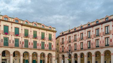HUESCA, İspanya - 22 AĞUSTOS 2014: İspanya 'nın kuzeydoğusundaki Aragon' un Huesca kentindeki Luis Lopez Allue Meydanı