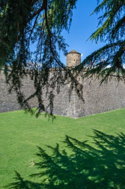 JACA, İspanya - 23 AĞUSTOS 2014: 1592-1670 yılları arasında İspanya 'nın kuzeydoğusundaki Aragon eyaletinin Jaca kentinde inşa edilen İtalyan tarzı bir kale olan Jaca Kalesi' nin dış görünüşü