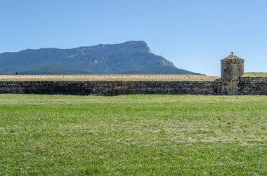 JACA, İspanya - 23 AĞUSTOS 2014: 1592-1670 yılları arasında İspanya 'nın kuzeydoğusundaki Aragon eyaletinin Jaca kentinde inşa edilen İtalyan tarzı bir kale olan Jaca Kalesi' nin dış görünüşü