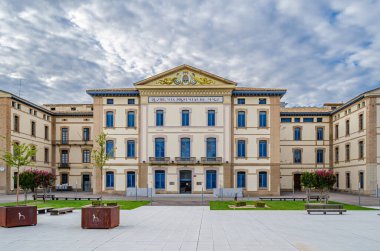 HUESCA, SPAIN - 22 AĞUSTOS 2014: İspanya 'nın Huesca kentindeki İl Çocuk Konutları binası, 1925 yılında şu anda Zaragoza Üniversitesi Huesca Kampüsü' nün bir parçası olan yetimhane olarak inşa edildi.