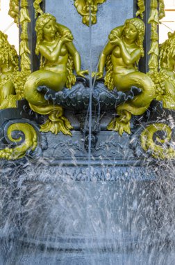 İspanya, Aragon, Huesca 'daki Plaza de Navarra' da Tanrıçaların Çeşmesi. Bu iki katlı bir çeşme, 1885 'te sipariş edilmiş ve inşa edilmiş..