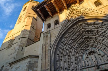 İspanya, Huesca 'daki Gotik Katedrali' nin ana kapısının ayrıntıları. Sergide şehitler, bakireler, melekler ve peygamberlerle süslenmiş büyük bir kemer yer alıyor. 1302 ve 1307 yılları arasında inşa edilmiş.