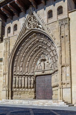 İspanya, Huesca 'daki Gotik Katedrali' nin ana kapısının ayrıntıları. Sergide şehitler, bakireler, melekler ve peygamberlerle süslenmiş büyük bir kemer yer alıyor. 1302 ve 1307 yılları arasında inşa edilmiş.