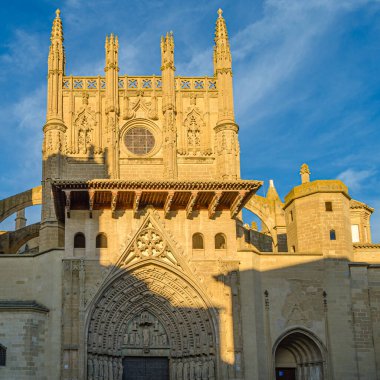 İspanya 'nın kuzeydoğusundaki Huesca, Aragon' daki Tanrı 'nın Dönüşümünün Kutsal Katedrali. Gotik tarzda, inşaatı 13. yüzyılda başladı ve 16. yüzyılda tamamlandı.