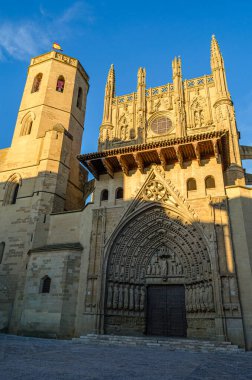 İspanya 'nın kuzeydoğusundaki Huesca, Aragon' daki Tanrı 'nın Dönüşümünün Kutsal Katedrali. Gotik tarzda, inşaatı 13. yüzyılda başladı ve 16. yüzyılda tamamlandı.