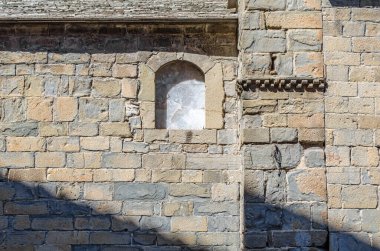 İspanya 'nın kuzeydoğusundaki Aragon eyaletindeki Jaca, Huesca eyaletindeki Aziz Peter Katedrali' nin mimari detayları. 1077-1130 yılları arasında İspanya 'nın en karakteristik ve en eski Roma binalarından biridir.