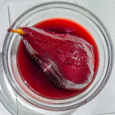 Şarap içinde bir tabak armut, tipik İspanyol mutfağı tatlısı.