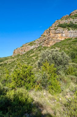 Guara Doğal Parkı 'nın Sierra ve Kanyonlarında, Huesca ili, Aragon, İspanya' nın kuzeydoğusundaki merkez Pireneler 'in eteklerinde kayalık bir arazi.