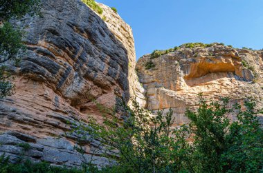 Guara Doğal Parkı 'nın Sierra ve Kanyonlarında, Huesca ili, Aragon, İspanya' nın kuzeydoğusundaki merkez Pireneler 'in eteklerinde kayalık bir arazi.