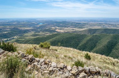 İspanya 'nın kuzeydoğusundaki Aragon' un Huesca eyaletinde, merkez Pireneler 'in eteklerindeki Sierra de Guara doğal parkı.