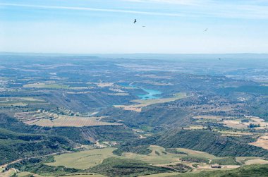 İspanya 'nın kuzeydoğusundaki Aragon eyaletinin Huesca ilindeki Guara Doğal Parkı' nın Sierra ve Kanyonlarında yükselen akbabalar.