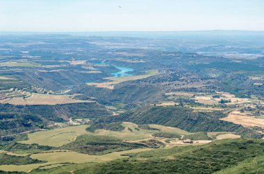 İspanya 'nın kuzeydoğusundaki Aragon eyaletinin Huesca ilindeki Guara Doğal Parkı' nın Sierra ve Kanyonlarında yükselen akbabalar.