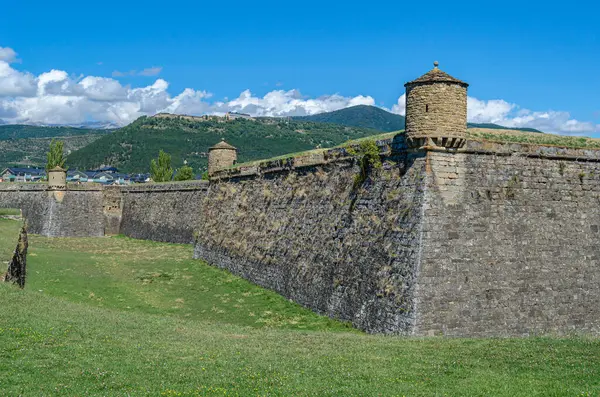 JACA, İspanya - 23 AĞUSTOS 2014: 1592-1670 yılları arasında İspanya 'nın kuzeydoğusundaki Aragon eyaletinin Jaca kentinde inşa edilen İtalyan tarzı bir kale olan Jaca Kalesi' nin dış görünüşü