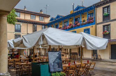 OVIEDO, İspanya - SEPTEMBER 22, 2014: Resimli Fontan Meydanı 'nda (Plaza de Fontan), Oviedo, Asturias, kuzey İspanya