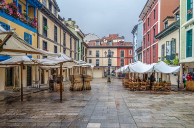 OVIEDO, İspanya - SEPTEMBER 22, 2014: Resimli Fontan Meydanı 'nda (Plaza de Fontan), Oviedo, Asturias, kuzey İspanya