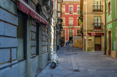 GIJON, İspanya - 21 Eylül 2014: Gijon, Asturias, Kuzey İspanya 'da renkli mimarisi olan sokaklar