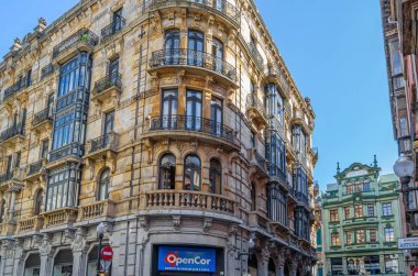 GIJON, İspanya - 21 Eylül 2014: Gijon, Asturias, Kuzey İspanya 'da renkli mimarisi olan sokaklar