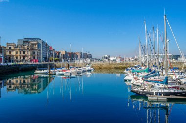 GIJON, İspanya - 21 Eylül 2014: Gijon marinası, Asturias, Kuzey İspanya