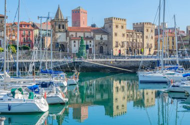 GIJON, İspanya - 21 Eylül 2014: Gijon marinası, Asturias, Kuzey İspanya