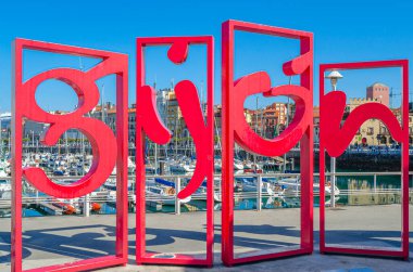 Gijon, İspanya - 21 Eylül 2014: Gijon, Asturias, İspanya 'da bulunan bir şehir heykeli. Şehir turist logosunu temsil etmektedir, Gijon marinasında yer almaktadır ve tasarımcı Juan Jarreno tarafından 2011 yılında hizmete açılmıştır.