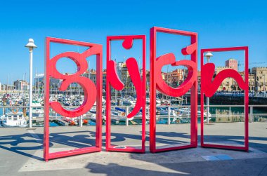 Gijon, İspanya - 21 Eylül 2014: Gijon, Asturias, İspanya 'da bulunan bir şehir heykeli. Şehir turist logosunu temsil etmektedir, Gijon marinasında yer almaktadır ve tasarımcı Juan Jarreno tarafından 2011 yılında hizmete açılmıştır.