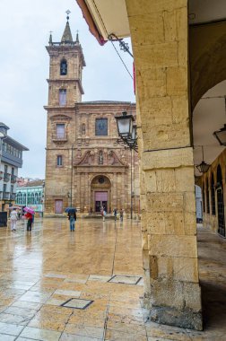 OVIEDO, İspanya - 22 Eylül 2014: Oviedo, Asturias, İspanya 'daki Plaza de la Constitucion manzarası, arka planda San Isidoro kilisesi