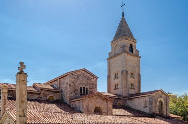 GIJON, SPAIN - 21 Eylül 2014: Gijon, Asturias, İspanya 'daki San Pedro Kilisesi, 1945-1955 yılları arasında inşa edilen bir önceki binanın yıkımından sonra mimarlar Francisco ve Federico Somolinos' un çalışmaları