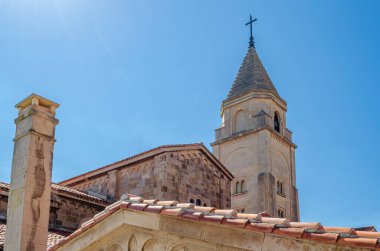 GIJON, SPAIN - 21 Eylül 2014: Gijon, Asturias, İspanya 'daki San Pedro Kilisesi, 1945-1955 yılları arasında inşa edilen bir önceki binanın yıkımından sonra mimarlar Francisco ve Federico Somolinos' un çalışmaları