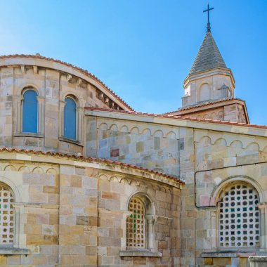 GIJON, SPAIN - 21 Eylül 2014: Gijon, Asturias, İspanya 'daki San Pedro Kilisesi, 1945-1955 yılları arasında inşa edilen bir önceki binanın yıkımından sonra mimarlar Francisco ve Federico Somolinos' un çalışmaları