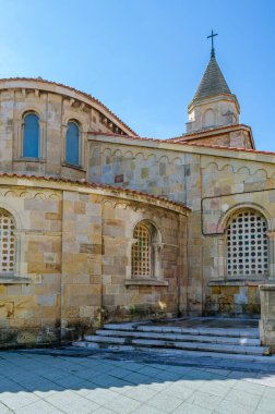 GIJON, SPAIN - 21 Eylül 2014: Gijon, Asturias, İspanya 'daki San Pedro Kilisesi, 1945-1955 yılları arasında inşa edilen bir önceki binanın yıkımından sonra mimarlar Francisco ve Federico Somolinos' un çalışmaları