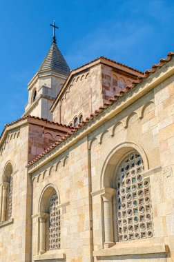 GIJON, SPAIN - 21 Eylül 2014: Gijon, Asturias, İspanya 'daki San Pedro Kilisesi, 1945-1955 yılları arasında inşa edilen bir önceki binanın yıkımından sonra mimarlar Francisco ve Federico Somolinos' un çalışmaları