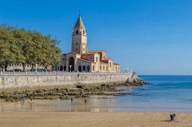 GIJON, SPAIN - 21 Eylül 2014: Gijon, Asturias, İspanya 'daki San Pedro Kilisesi, 1945-1955 yılları arasında inşa edilen bir önceki binanın yıkımından sonra mimarlar Francisco ve Federico Somolinos' un çalışmaları